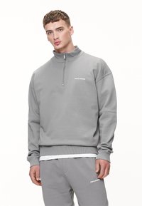 Pegador LOGO OVERSIZED HALF ZIP SWEATER - Sweatshirt - washed cool grey/white gum
