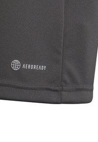Graue Sportshorts aus strukturiertem Stoff, mit einem weißen AeroReady-Logo auf der unteren linken Seite und genähten Saumdetails.
