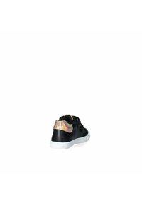 Sneaker nera con tomaia in pelle liscia, dotata di un accento iridescente multicolore sul retro e di una suola in gomma bianca.