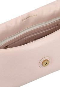 Zachtroze lederen tas met een ritsvak en hardware in goudkleur. Logo geperst aan de binnenkant. Gladde, gestructureerde afwerking.