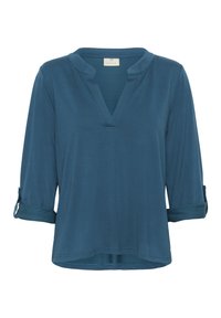 Türquoise blouse V-kaelusega, kolmeveerandi varrukatega, mille varrukaotsad on rullitud ja lõige on mugav. Valmistatud pehmest ja siledast kangast, millel on minimaalne kujundus.