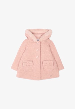 Abrigo rosa suave para niño pequeño con capucha, tres botones frontales, dos bolsillos delanteros cada uno con un pequeño detalle de lazo y tejido texturizado.