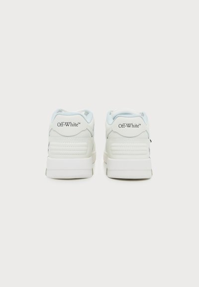 Ζευγάρι λευκά αθλητικά παπούτσια της Off-White, εμφανιζόμενα από πίσω, με επενδυμένους γιακάδες και χοντρές σόλες σε απλό φόντο.