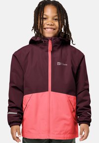 Giacca impermeabile per bambini con parte superiore bordeaux e parte inferiore rosa. Include cappuccio, zip frontale e polsini elasticizzati.