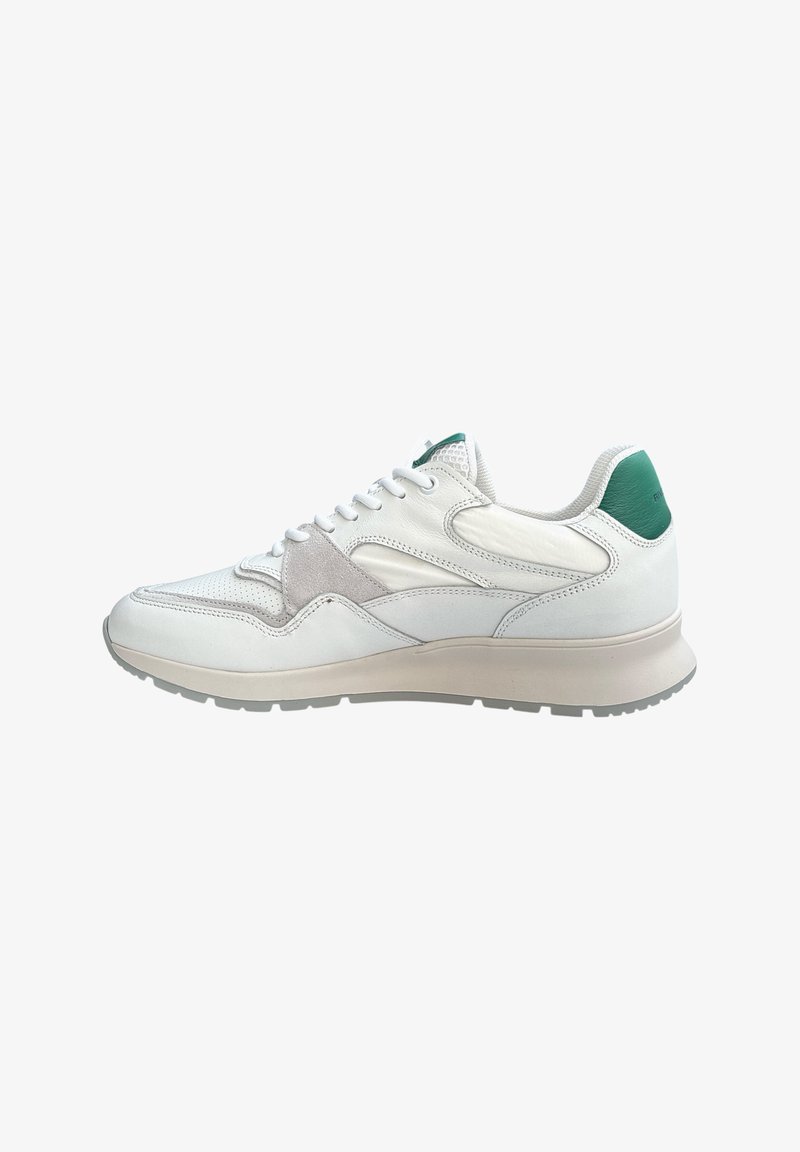 Witte sneaker met een gestructureerde leren bovenkant, suède accenten en een groene hieltab. Laag profiel ontwerp met een lichtgrijze rubberen zool.