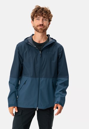 Giacca impermeabile blu navy con cappuccio, due tasche anteriori e chiusura con zip. Presenta un design a blocchi di colore con accenti di blu più chiaro.