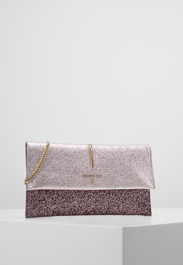 Pochette brillante métallique rose et violette à paillettes avec une bandoulière chaîne dorée et un petit logo doré à l'avant.