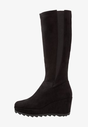 Stivali al ginocchio in suede nero con pannelli laterali elastici, tacco a zeppa e suola texturizzata. Finitura liscia e design con punta arrotondata.