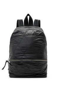 Zaino nero trapuntato con una finitura lucida e liscia. Presenta una zip argento prominente e due spallacci imbottiti.