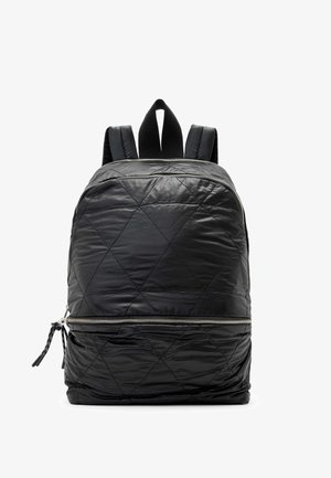 Schwarzer, gesteppten Rucksack mit glatter, glänzender Textur. Verfügt über einen auffälligen silbernen Reißverschluss und zwei gepolsterte Schultergurte.