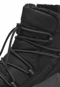 Botte montante noire en matériau synthétique, avec un col doux en fourrure, des lacets entrelacés et une semelle texturée pour une meilleure adhérence.