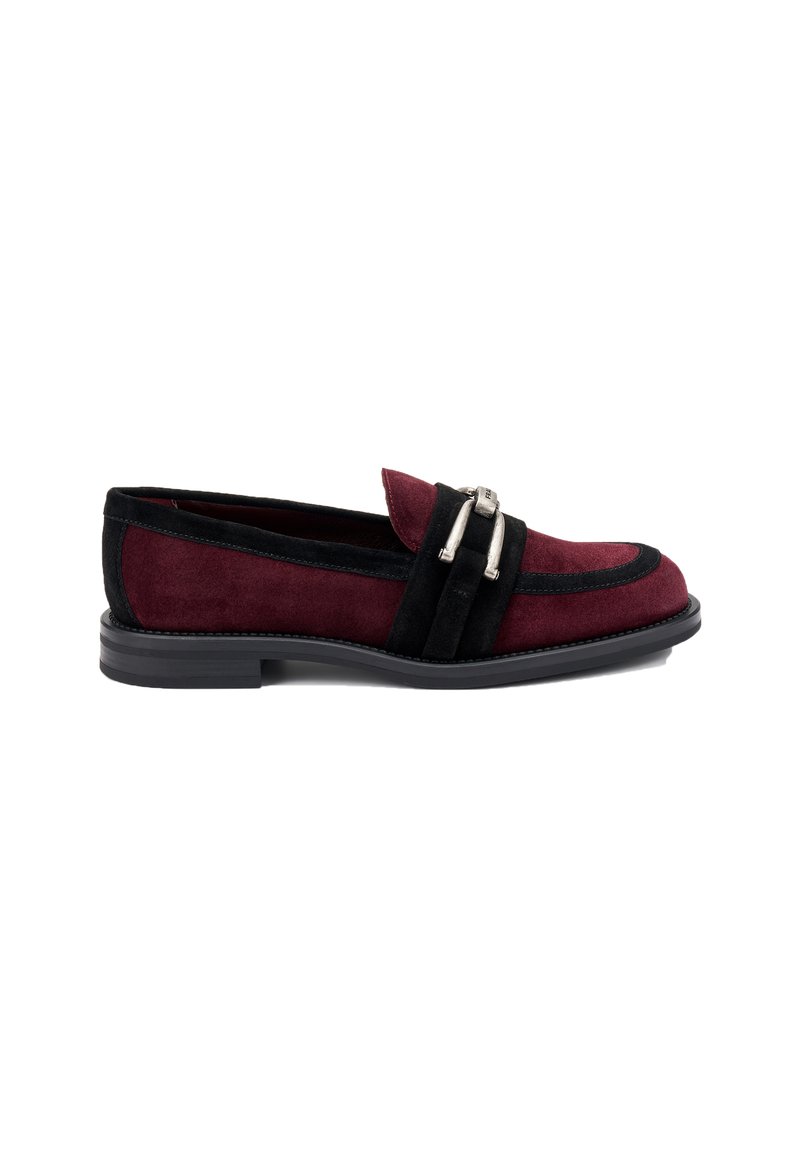 Mocasines de ante burdeos y negros con un diseño elegante, que cuentan con un detalle de hebilla plateada y una suela de goma para mayor tracción.