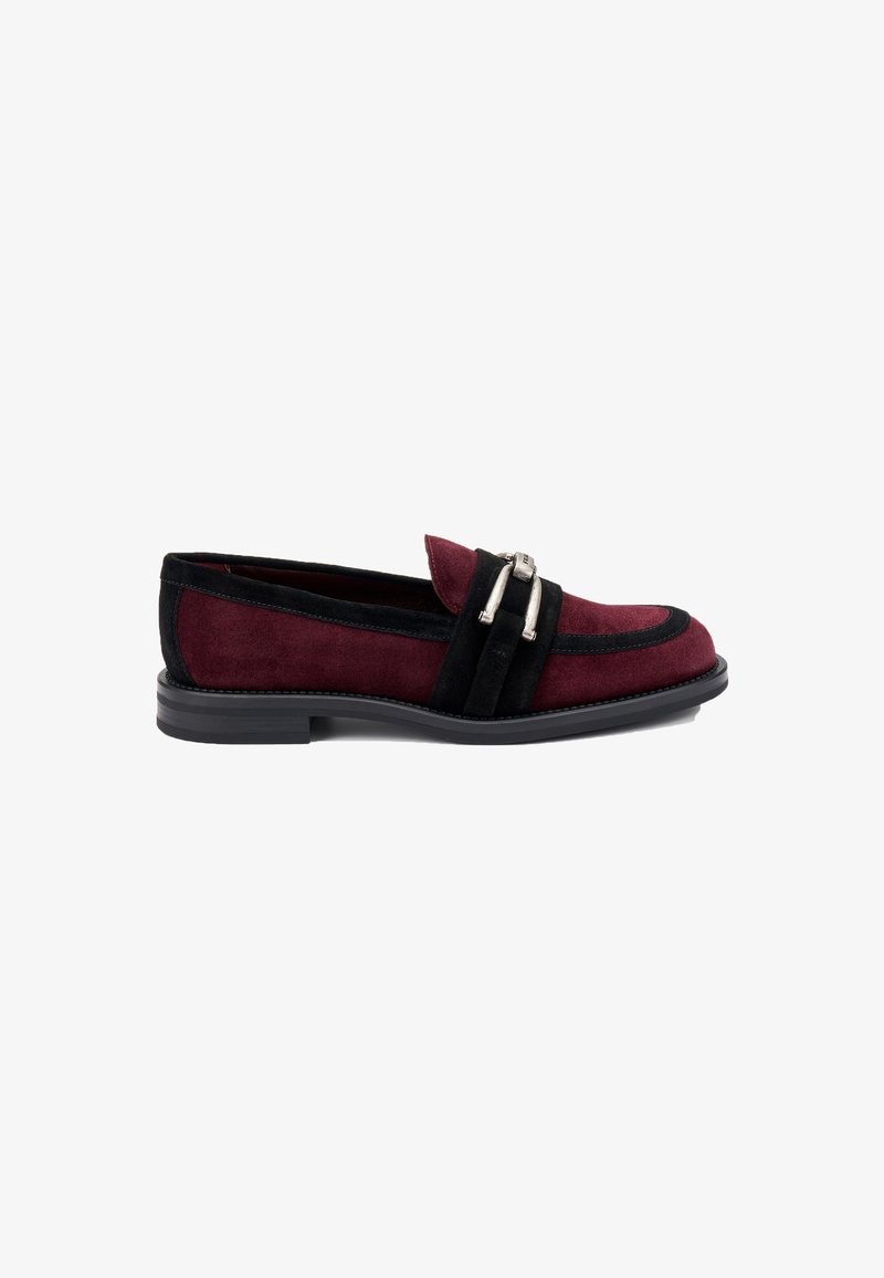 Mocassins en daim bordeaux et noir au design épuré, dotés d'une boucle en argent et d'une semelle en caoutchouc pour l'adhérence.