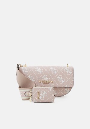 Hellrosa Guess Umhängetasche mit weißem Logo-Muster, goldenen Akzenten, breitem verstellbarem Riemen und passender kleiner Reißverschlusstasche vorne.