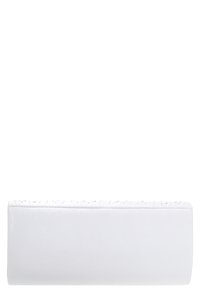 Biała torebka portfelowa wykonana z gładkiego materiału syntetycznego, o eleganckim prostokątnym kształcie i subtelnych ozdobach w postaci ćwieków wzdłuż górnej krawędzi.