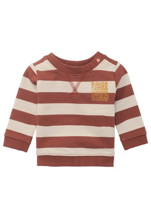 Maglione per bambino piccolo a maniche lunghe con ampie strisce orizzontali ruggine e crema, scollo rotondo e design con testo giallo sulla parte superiore sinistra del petto.