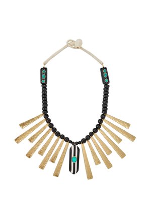 Naszyjnik z prostokątnymi zawieszkami o złotym odcieniu, czarnymi koralikami, centralną zawieszką w czarno-białe paski z turkusowym kamieniem oraz czarnymi koralikami z turkusowymi akcentami.