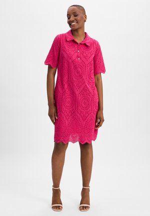 Rosa Kleid mit kragenförmigem Ausschnitt, kurzen Ärmeln und dekorativen Ausschnittmustern. Verfügt über einen gewellten Saum und Knopfverschluss.