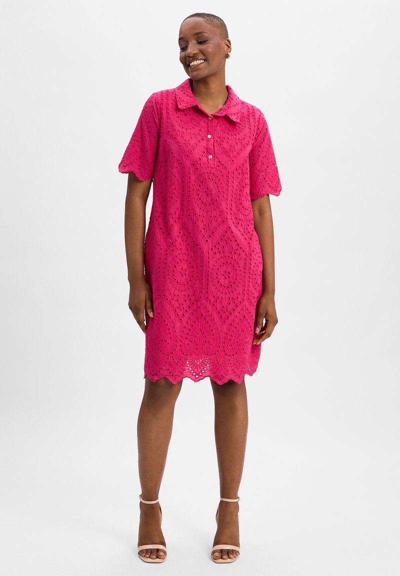 Rosa Kleid mit kragenförmigem Ausschnitt, kurzen Ärmeln und dekorativen Ausschnittmustern. Verfügt über einen gewellten Saum und Knopfverschluss.