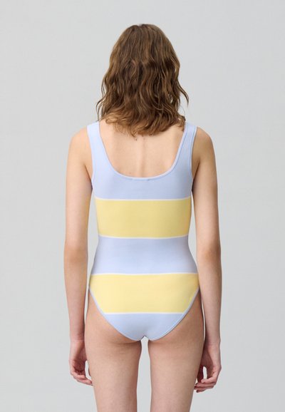 Costume da bagno intero con righe orizzontali azzurro chiaro e gialle, realizzato in tessuto elasticizzato con scollatura tonda e copertura minima sul retro.