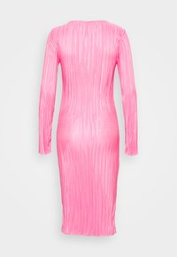 Vestido ajustado de manga longa em rosa brilhante com riscas verticais texturizadas, até ao joelho, com decote redondo e tecido liso.