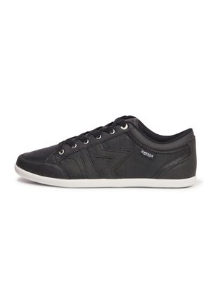 Sneaker casual nera realizzata in pelle sintetica con una texture liscia, dotata di una suola in gomma bianca, lacci tondi e dettaglio con logo sul lato.