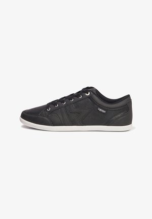 Zapatilla negra casual hecha de cuero sintético con una textura suave, que cuenta con una suela de goma blanca, cordones redondos y un detalle del logo en el lateral.
