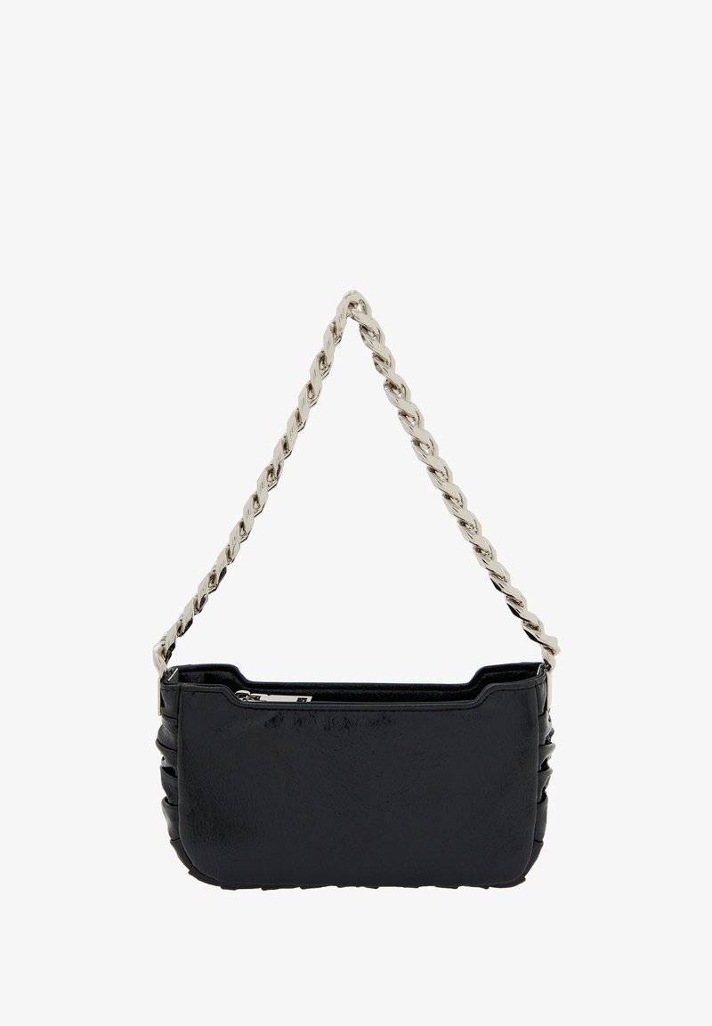 Sort faux læder håndtaske med en tekstureret overflade, rektangulær form og sølvfarvet kædetræ.