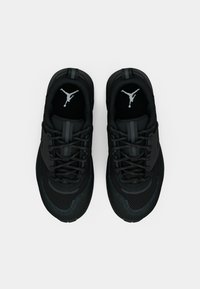 Czarne sneakersy z teksturowaną siateczką i gładkimi, syntetycznymi wstawkami. Posiadają czarne sznurówki, wyściełany kołnierz oraz jasnoszare logo na języku.