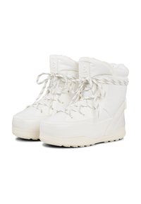 Białe botki za kostkę z pikowaną cholewką, teksturowanym wzorem sznurowadeł i masywną podeszwą. Ozdobione logo na języku i pięcie.