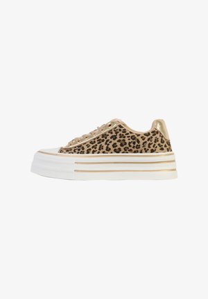 Sneaker con piattaforma bassa, tomaia beige con stampa leopardata nera, dettagli in oro metallizzato e suola spessa bianca con strisce dorate.