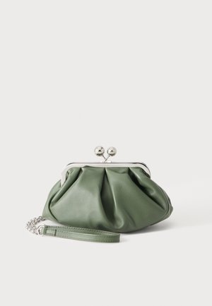 Grøn blød læder clutch pung med sølvramme og spænde, tilhørende grønt håndledsrem og lille sølvkæde på hvid baggrund.