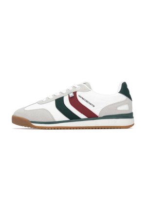 Zapatillas para hombre con parte superior de cuero blanco y acentos de ante gris, rayas verdes y burdeos, y suela de goma.