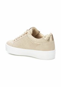 Sneaker beige con una texture intrecciata sul lato, dettagli metallici dorati sul tallone e suola in gomma bianca. Design con lacci.