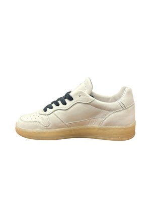 Baskets en cuir blanc avec des lacets gris, bout perforé et semelle en caoutchouc translucide. Présente des surfaces lisses et texturées.