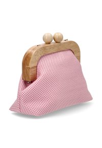 Bolso de mano tejido en rosa con un marco de madera y dos broches redondos de madera. Textura suave, cuerpo plisado y base estructurada.