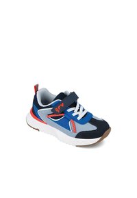 Zapatilla deportiva azul y gris con tira de velcro, suelas blancas, acentos rojos y una parte superior texturizada con agujeros de ventilación y patrones.