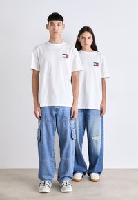 Tommy Jeans FLAG TEE UNISEX - Print T-shirt - white