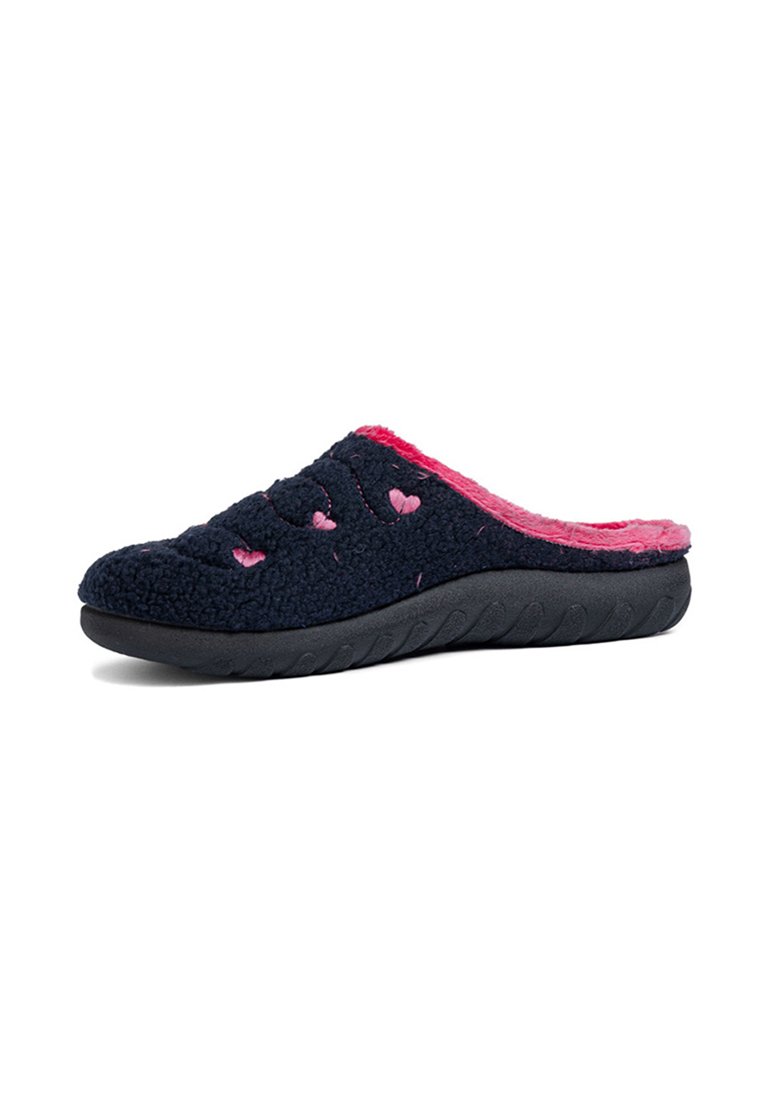 Pantofole in peluche blu navy con foderato in pelliccia rosa, fori a forma di cuore e suola in gomma nera testurizzata. Design strutturato a slip-on per il massimo comfort.