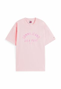 Roze katoenen t-shirt met een ronde hals en korte mouwen. Voorzien van "TOMMY JEANS NEW YORK CITY" in een contrasterende kleur gedrukt.