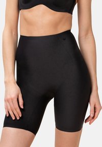 Shorts neri a vita alta realizzati in un tessuto liscio ed elastico, con un design senza cuciture e un logo in rilievo sobrio sulla vita.