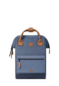 Blaues Stoff-Rucksack mit braunen Lederakzenten, zwei Traggriffen, einer vorderen Reißverschlusstasche und einer strukturierten Oberfläche. Mit einem Logo-Patch.