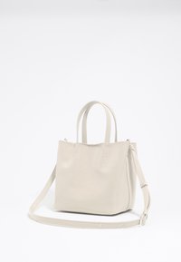 Borsa a tracolla in pelle beige con doppie maniglie e una tracolla regolabile. Texture liscia e design minimalista senza hardware visibile.