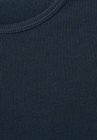 Material bleumarin cu dungi verticale, textură netedă și gât rotund.