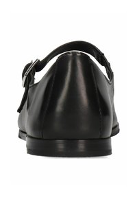 Zapato plano negro de cuero con punta afilada, correa ajustable en el tobillo y textura suave; diseño minimalista con tacón bajo.