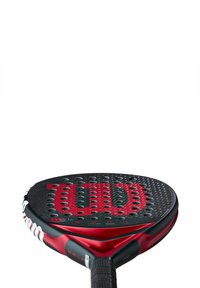 Wilson Padel-Racket mit einer schwarzen, durchbrochenen Oberfläche, roten Akzenten und einem strukturierten Griff, entwickelt für verbesserte Leistung.