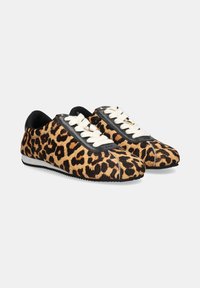 Zapatillas de leopardo con un material suave y texturizado, acentos en negro y cordones blancos. Diseño bajo con una suela de goma para agarre.