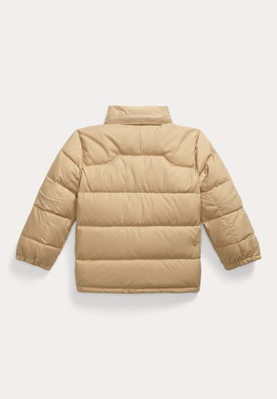 Beige Steppjacke mit horizontalen Steppnähten, langen Ärmeln mit elastischen Bündchen und hohem Stehkragen, von hinten gezeigt.