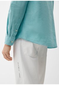 s.Oliver MIT BUTTON DOWN KRAGEN - Hemd - helles türkis