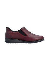 Chaussure pour femme en cuir bordeaux à enfiler, avec des panneaux élastiques noirs sur les côtés et une semelle noire matelassée, conçue pour le confort et la facilité.